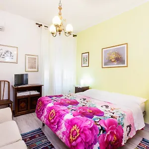 https://moon-house-bb.in-sardinia.net